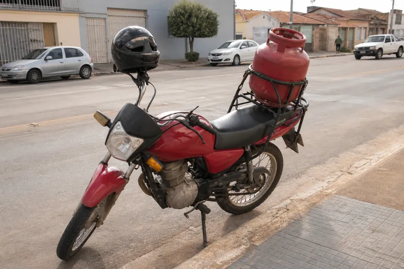 Moto de entrega com botijão de gás